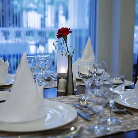 Alba Queen - Ultra 5* Side